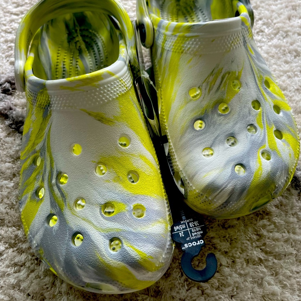 Crocs slip- on. Unisex Size 6M/8W
